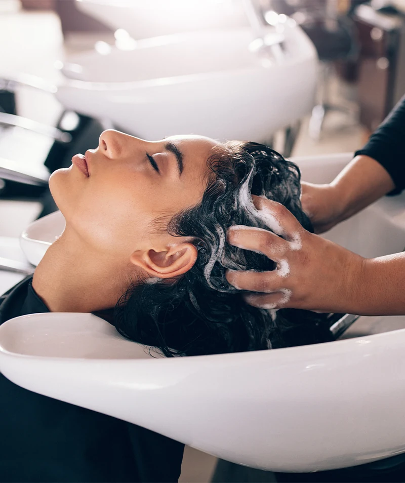 Haare waschen bei Salon Angelika