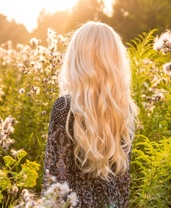 Frau mit langen blonden Haaren